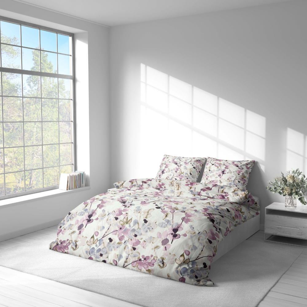 Bedding Set „Serene Leaves“. Purple bedding, 140x200 cm, 200x200 cm, 200x220 cm. Bedding set with greenish-gray leaf patterns on a white background.