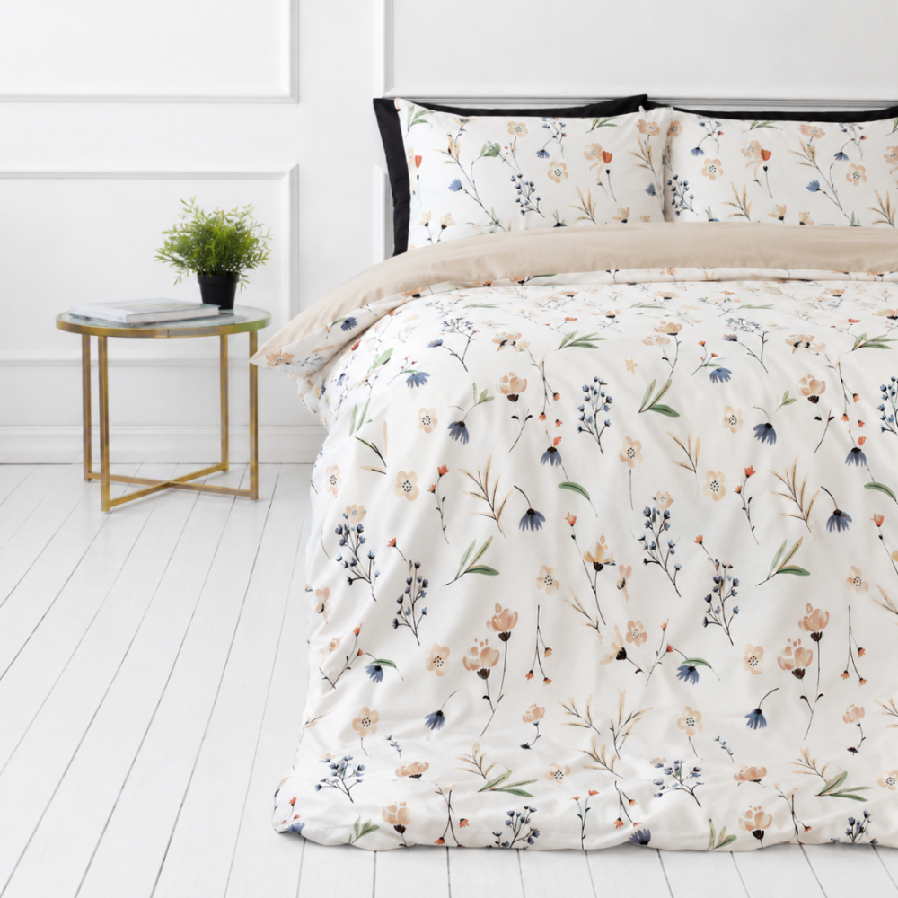 Bedding Set „Soft Fields“. Bedding sets 135x200, 140x200 cm, 200x200 cm, 200x220 cm. White bedding with a small pastel floral pattern Bedding Set „Soft Fields“. Bedding sets 135x200, 140x200 cm, 200x200 cm, 200x220 cm. White bedding with a small pastel floral pattern