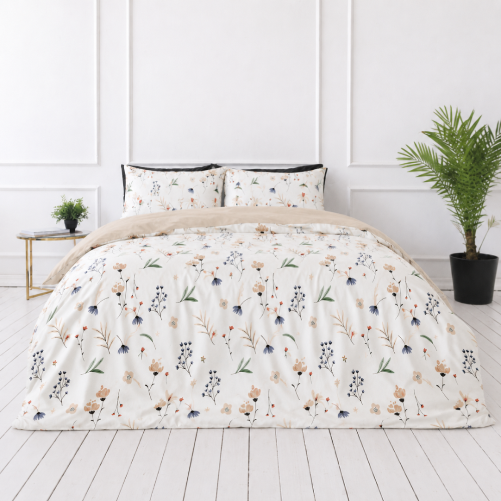 Bedding Set „Soft Fields“. Bedding sets 135x200, 140x200 cm, 200x200 cm, 200x220 cm. Light bedding with a subtle meadow flower design Bedding Set „Soft Fields“. Bedding sets 135x200, 140x200 cm, 200x200 cm, 200x220 cm. Light bedding with a subtle meadow flower design