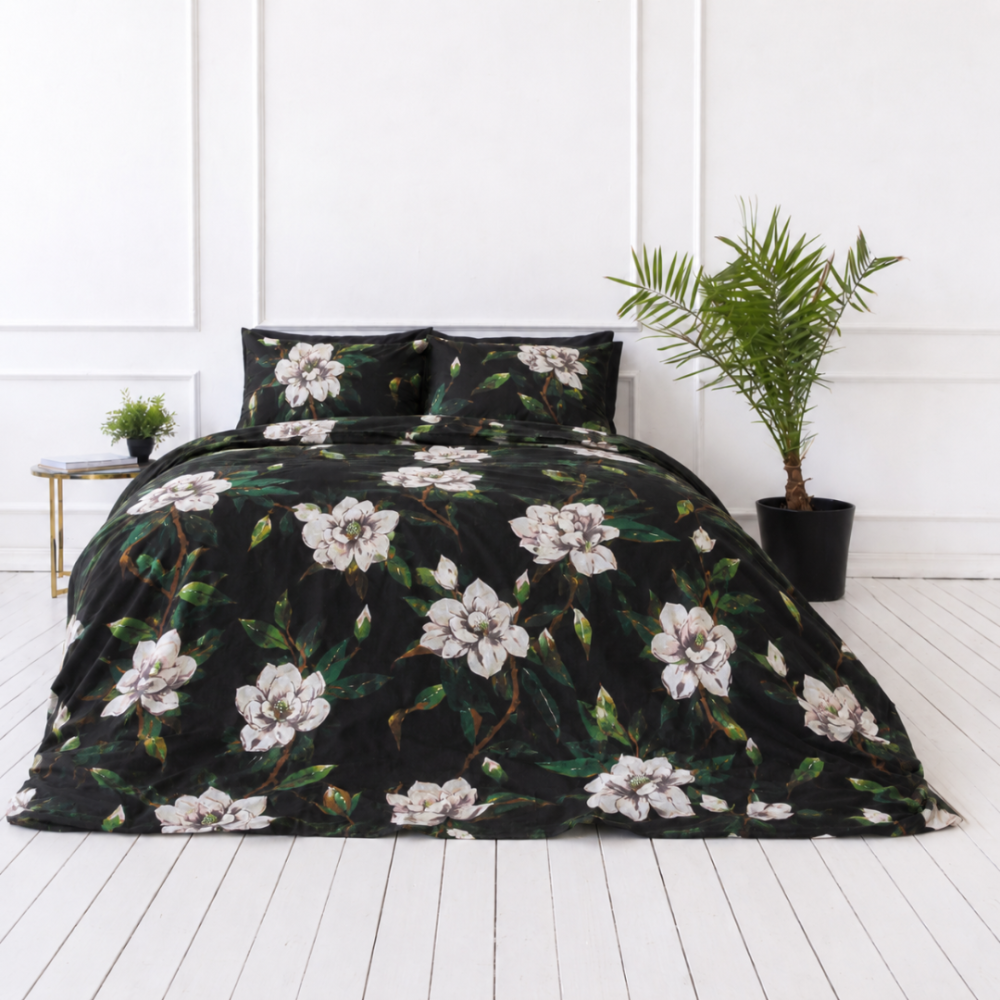 Bedding Set „Soft Magnolia“. Bedding sets 155x200, 140x200 cm, 150x200 cm, 160x200 cm, 180x200 cm, 200x200 cm, 200x220 cm, 220x240 cm. Bedding set with colorful blossoms and a dark background, adding a touch of elegance. Bedding Set „Soft Magnolia“. Bedding sets 155x200, 140x200 cm, 150x200 cm, 160x200 cm, 180x200 cm, 200x200 cm, 200x220 cm, 220x240 cm. Bedding set with colorful blossoms and a dark background, adding a touch of elegance.