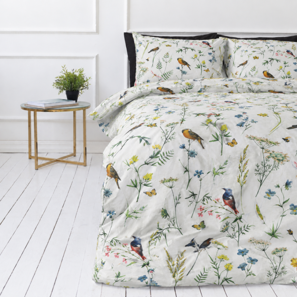 Bedding Set „Song Nest“. Patterned bedding sets, 140x200 cm, 200x200 cm, 200x220 cm. Bedding set on a white background decorated with numerous sketched flower stems and yellow birds.