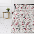 Bedding Set „Sparkling Flowers“. Patterned bedding sets, 140x200 cm, 200x200 cm, 200x220 cm. Duvet and pillow covers decorated with watercolor-style pink blossoms and green leaves. Bedding Set „Sparkling Flowers“. Patterned bedding sets, 140x200 cm, 200x200 cm, 200x220 cm. Duvet and pillow covers decorated with watercolor-style pink blossoms and green leaves.