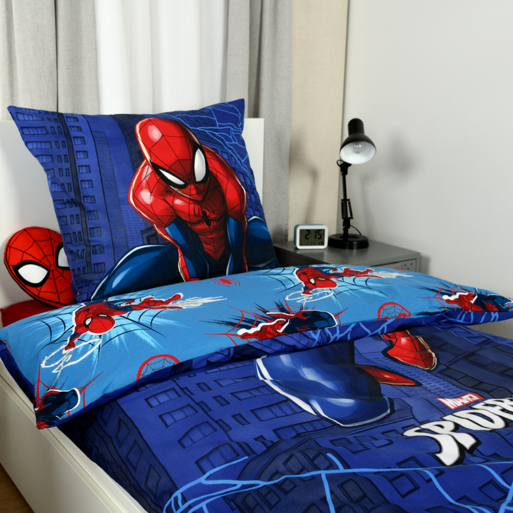 Bedding Set „Spiderman“. Kids bedding, 135x200 cm. Reversible blue spider-man design with city, spiderweb and spider-man motifs Bedding Set „Spiderman“. Kids bedding, 135x200 cm. Reversible blue spider-man design with city, spiderweb and spider-man motifs