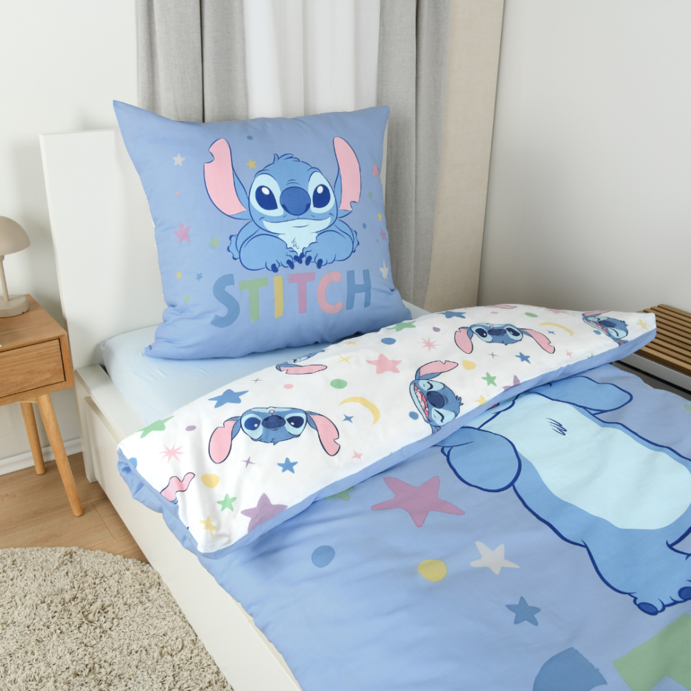 Bedding Set „Stitch Blue“. Kids bedding, 135x200 cm. White reversible bedding pattern with stitch, moons and pastel-coloured stars. Bedding Set „Stitch Blue“. Kids bedding, 135x200 cm. White reversible bedding pattern with stitch, moons and pastel-coloured stars.