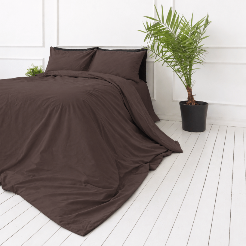 Bedding Set „Stucco“. Bedding sets 155x200, 140x200 cm, 150x200 cm, 160x200 cm, 180x200 cm, 200x200 cm, 200x220 cm, 220x240 cm. Solid chocolate brown pillowcases without decorative motifs. Bedding Set „Stucco“. Bedding sets 155x200, 140x200 cm, 150x200 cm, 160x200 cm, 180x200 cm, 200x200 cm, 200x220 cm, 220x240 cm. Solid chocolate brown pillowcases without decorative motifs.