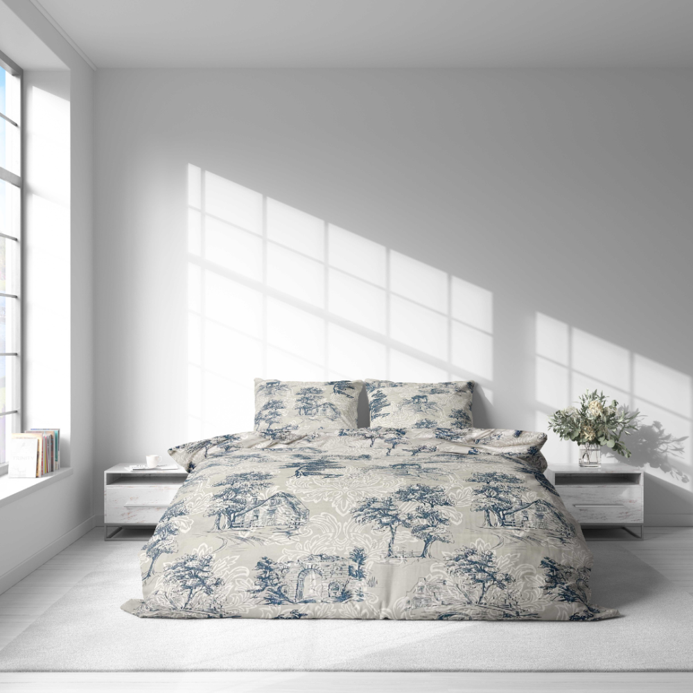 Bedding Set „Toile De Jouy Classic“. Gray bedding sets, 140x200 cm, 200x200 cm, 200x220 cm. The set is adorned with a classic “toile” pattern – groups of dark blue illustrations on a light background, highlighting architectural and natural elements.