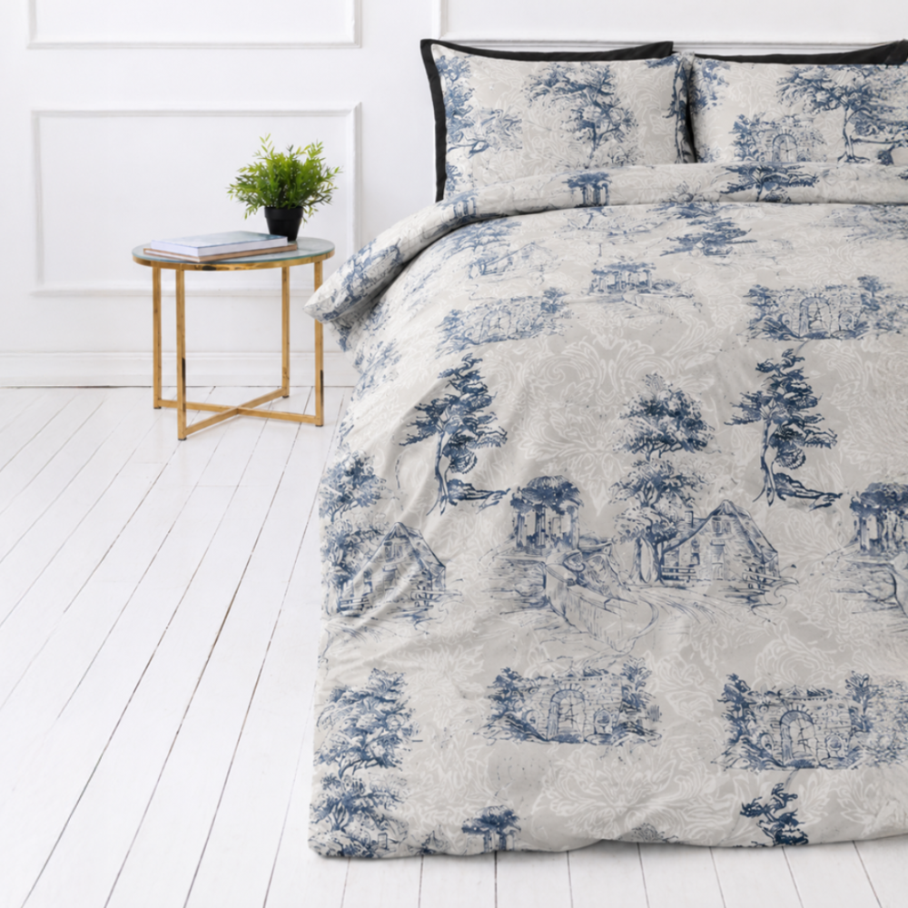 Bedding Set „Toile De Jouy Classic“. Gray bedding sets, 140x200 cm, 200x200 cm, 200x220 cm. The bedding set design features a light background with richly blue rural cottages and tree scenes, filled with delicate botanical ornaments. Bedding Set „Toile De Jouy Classic“. Gray bedding sets, 140x200 cm, 200x200 cm, 200x220 cm. The bedding set design features a light background with richly blue rural cottages and tree scenes, filled with delicate botanical ornaments.