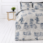 Bedding Set „Toile De Jouy Classic“. Gray bedding sets, 140x200 cm, 200x200 cm, 200x220 cm. The bedding set design features a light background with richly blue rural cottages and tree scenes, filled with delicate botanical ornaments. Bedding Set „Toile De Jouy Classic“. Gray bedding sets, 140x200 cm, 200x200 cm, 200x220 cm. The bedding set design features a light background with richly blue rural cottages and tree scenes, filled with delicate botanical ornaments.