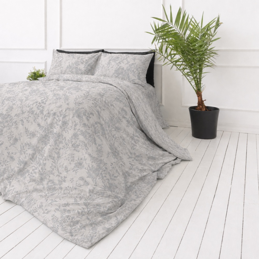 Bedding Set „Trel“. Gray bedding sets, 140x200 cm, 200x200 cm, 200x220 cm. Elegant grey bedding set with delicate grey forest flower motifs, perfect for a serene bedroom look. Bedding Set „Trel“. Gray bedding sets, 140x200 cm, 200x200 cm, 200x220 cm. Elegant grey bedding set with delicate grey forest flower motifs, perfect for a serene bedroom look.