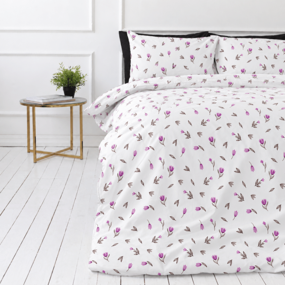 Bedding Set „Tulips“. Bedding sets 155x200, 140x200 cm, 150x200 cm, 160x200 cm, 180x200 cm, 200x200 cm, 200x220 cm, 220x240 cm. Bedding set with scattered violet tulip flowers on a white background. Bedding Set „Tulips“. Bedding sets 155x200, 140x200 cm, 150x200 cm, 160x200 cm, 180x200 cm, 200x200 cm, 200x220 cm, 220x240 cm. Bedding set with scattered violet tulip flowers on a white background.