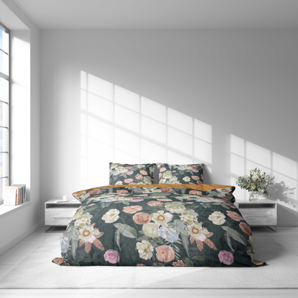 Bedding Set „Vintage Glamour“. Bedding sets 155x200, 140x200 cm, 150x200 cm, 160x200 cm, 180x200 cm, 200x200 cm, 200x220 cm. Elegant bedding set with flowers on a dark background.