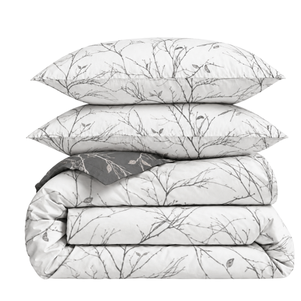 Bedding Set „Woodland Gray“. Patterned bedding sets, 140x200 cm, 200x200 cm, 200x220 cm. White bedding set with a pattern of grey branches and small leaves, complemented by a greyish inner side. Bedding Set „Woodland Gray“. Patterned bedding sets, 140x200 cm, 200x200 cm, 200x220 cm. White bedding set with a pattern of grey branches and small leaves, complemented by a greyish inner side.
