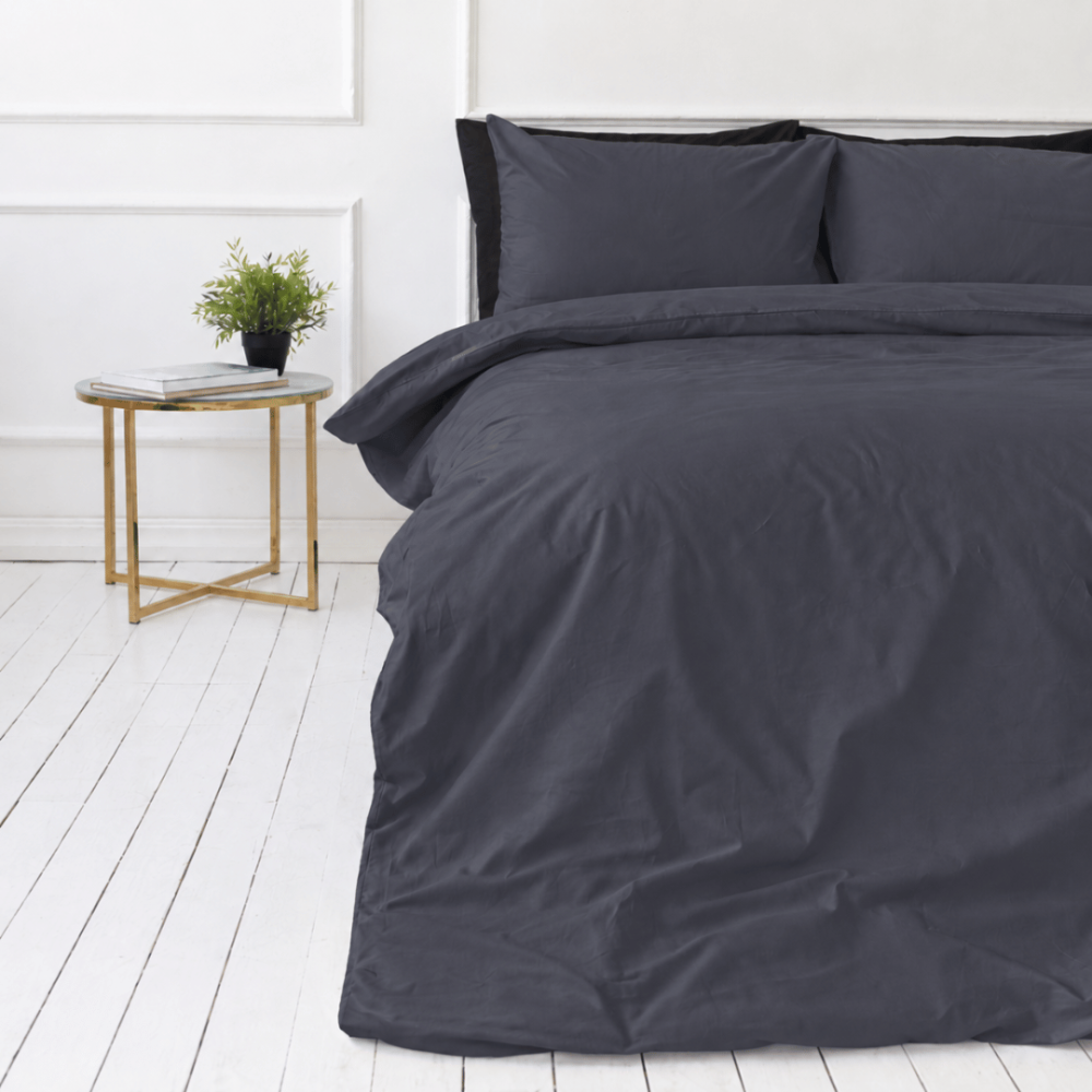 Percale Bedding Set „Dark Grey Percale“. Bedding sets 150x200, 140x200 cm, 150x200 cm, 160x200 cm, 180x200 cm, 200x200 cm, 200x220 cm, 220x240 cm. Graphite grey bedding with a subtle blue undertone. Percale Bedding Set „Dark Grey Percale“. Bedding sets 150x200, 140x200 cm, 150x200 cm, 160x200 cm, 180x200 cm, 200x200 cm, 200x220 cm, 220x240 cm. Graphite grey bedding with a subtle blue undertone.