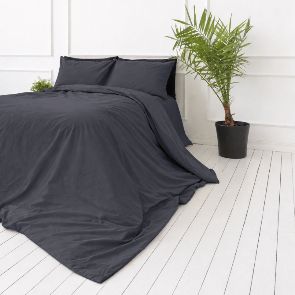 Percale Bedding Set „Dark Grey Percale“. Bedding sets 150x200, 140x200 cm, 150x200 cm, 160x200 cm, 180x200 cm, 200x200 cm, 200x220 cm, 220x240 cm. Dark grey duvet cover without decorative motifs. Percale Bedding Set „Dark Grey Percale“. Bedding sets 150x200, 140x200 cm, 150x200 cm, 160x200 cm, 180x200 cm, 200x200 cm, 200x220 cm, 220x240 cm. Dark grey duvet cover without decorative motifs.