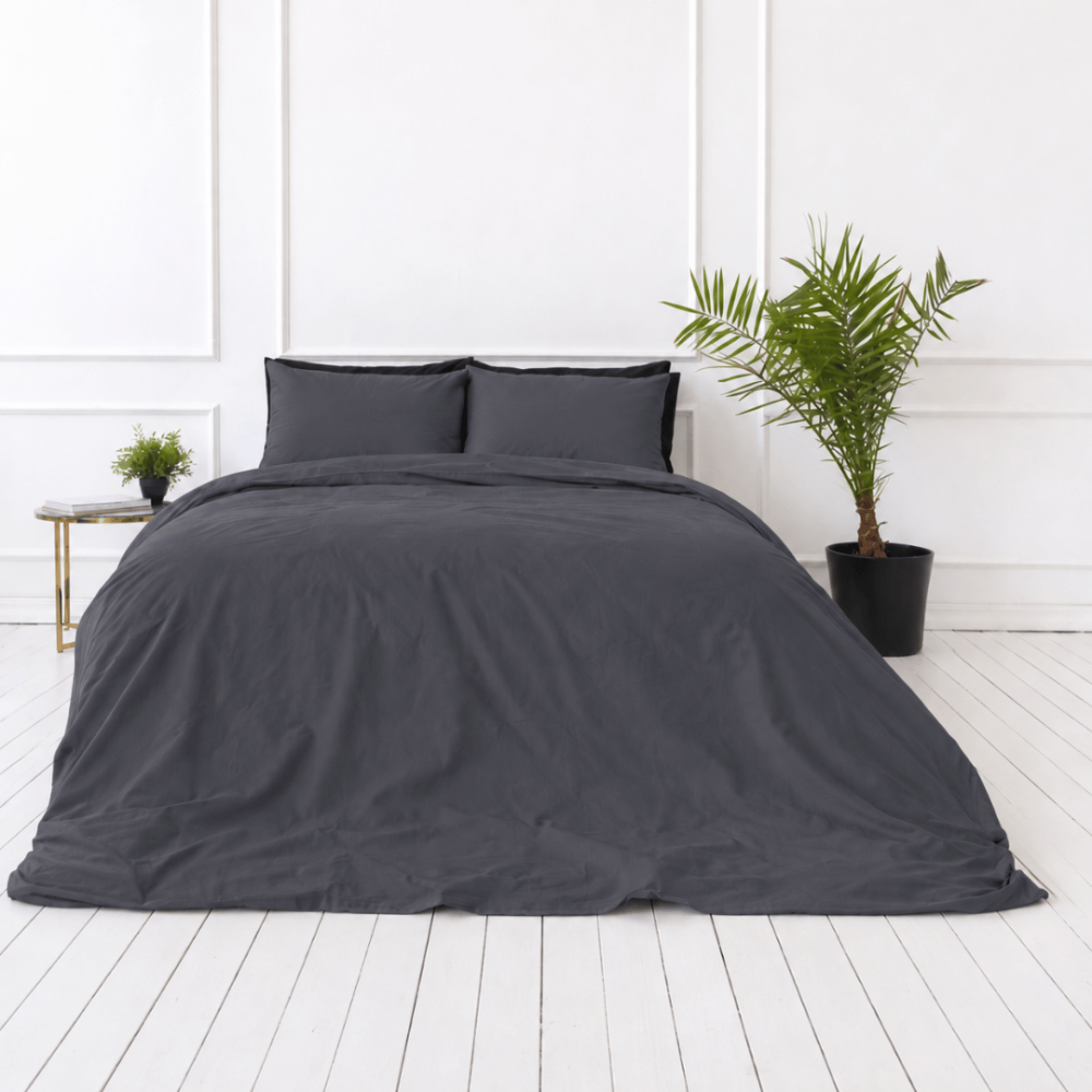 Percale Bedding Set „Dark Grey Percale“. Bedding sets 150x200, 140x200 cm, 150x200 cm, 160x200 cm, 180x200 cm, 200x200 cm, 200x220 cm, 220x240 cm. Solid anthracite grey pillowcases. Percale Bedding Set „Dark Grey Percale“. Bedding sets 150x200, 140x200 cm, 150x200 cm, 160x200 cm, 180x200 cm, 200x200 cm, 200x220 cm, 220x240 cm. Solid anthracite grey pillowcases.