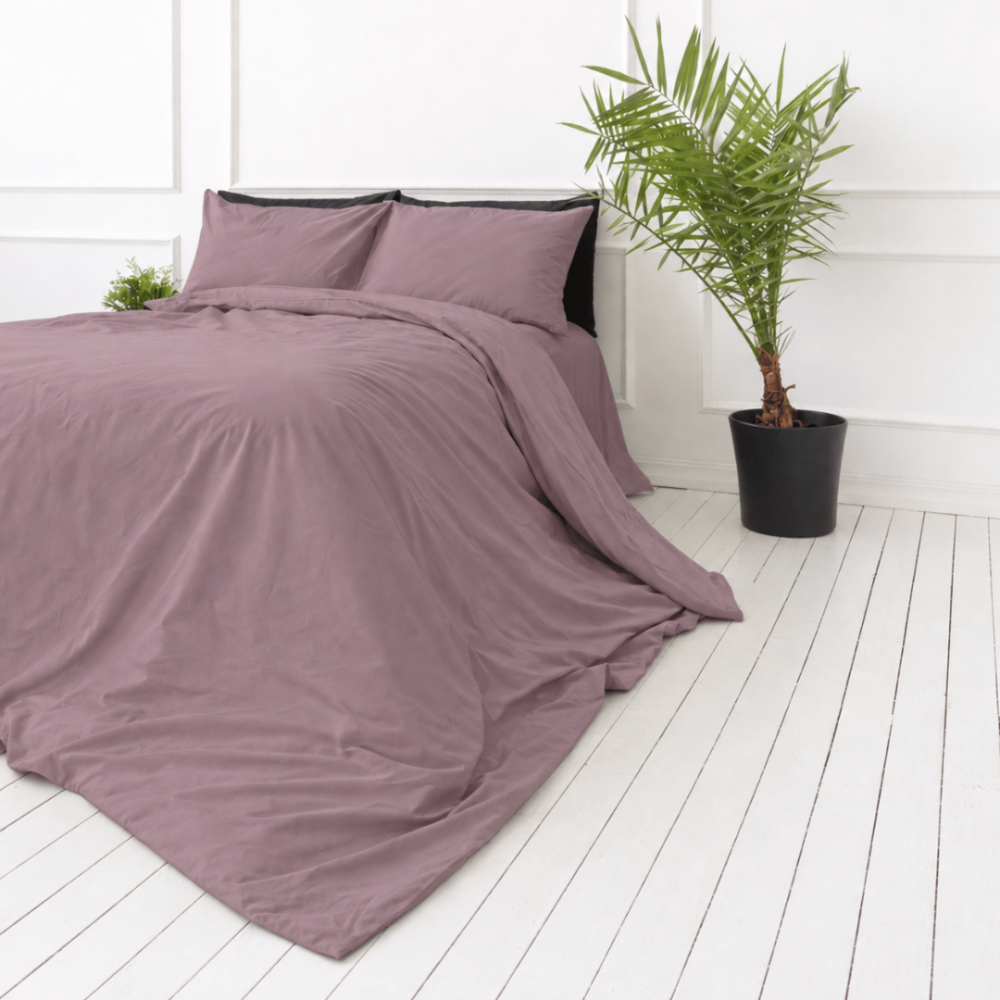Percale Bedding Set „Grape Percale“. Bedding sets 150x200, 140x200 cm, 150x200 cm, 160x200 cm, 180x200 cm, 200x200 cm, 200x220 cm, 220x240 cm. Mauve duvet cover without decorative motifs.