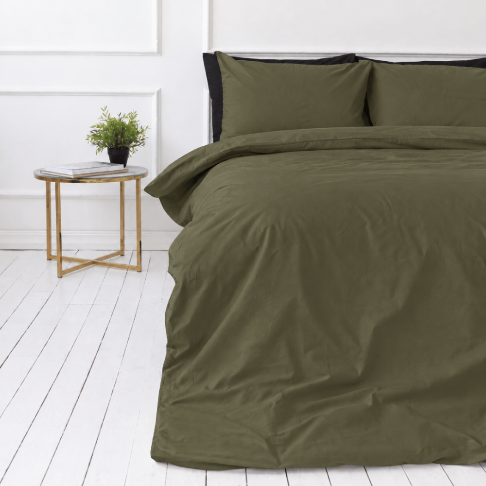 Percale Bedding Set „Moss Green Percale“. Bedding sets 150x200, 140x200 cm, 150x200 cm, 160x200 cm, 180x200 cm, 200x200 cm, 200x220 cm, 220x240 cm. Bedding in muted khaki green with a greyish undertone. Percale Bedding Set „Moss Green Percale“. Bedding sets 150x200, 140x200 cm, 150x200 cm, 160x200 cm, 180x200 cm, 200x200 cm, 200x220 cm, 220x240 cm. Bedding in muted khaki green with a greyish undertone.