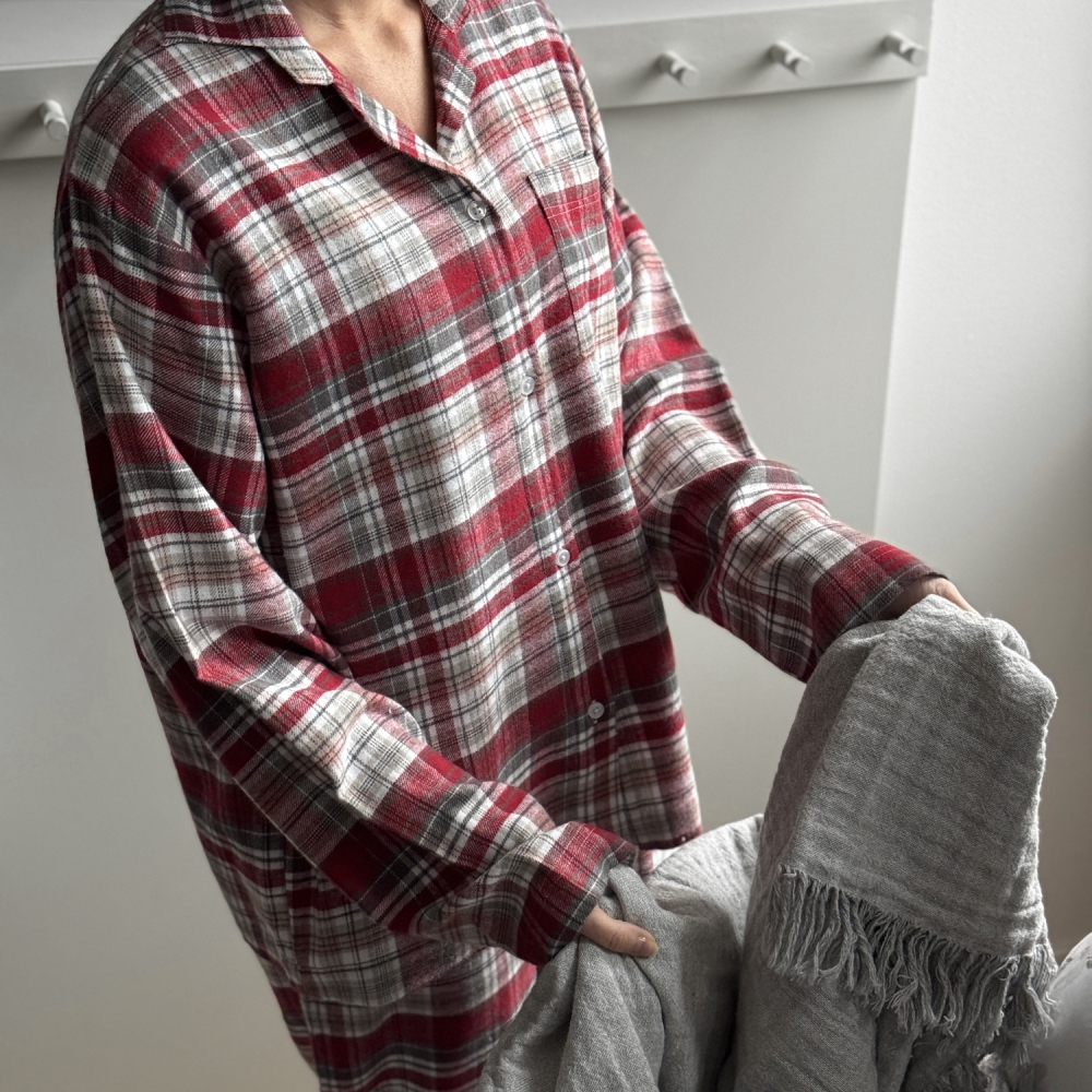 Pyjamas „Red checks“, L, XL. Comfortable pajama with white, red and grey check pattern