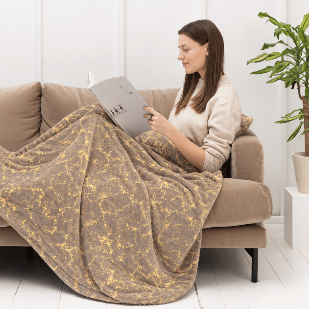 Blanket „Gilded Brown fleece blanket“. Blankets, 200x220 cm. Warm brown-beige throw decorated with irregular gold marble lines. Blanket „Gilded Brown fleece blanket“. Blankets, 200x220 cm. Warm brown-beige throw decorated with irregular gold marble lines.