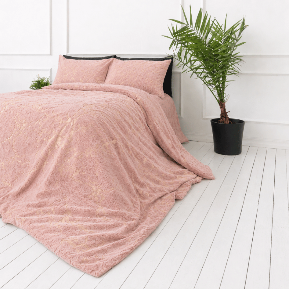 Plush Bedding Set “Minky Gilded Rose”. Plush Bedding, 200x220 cm. Pink bedding set decorated with a subtle golden veined pattern. Plush Bedding Set “Minky Gilded Rose”. Plush Bedding, 200x220 cm. Pink bedding set decorated with a subtle golden veined pattern.