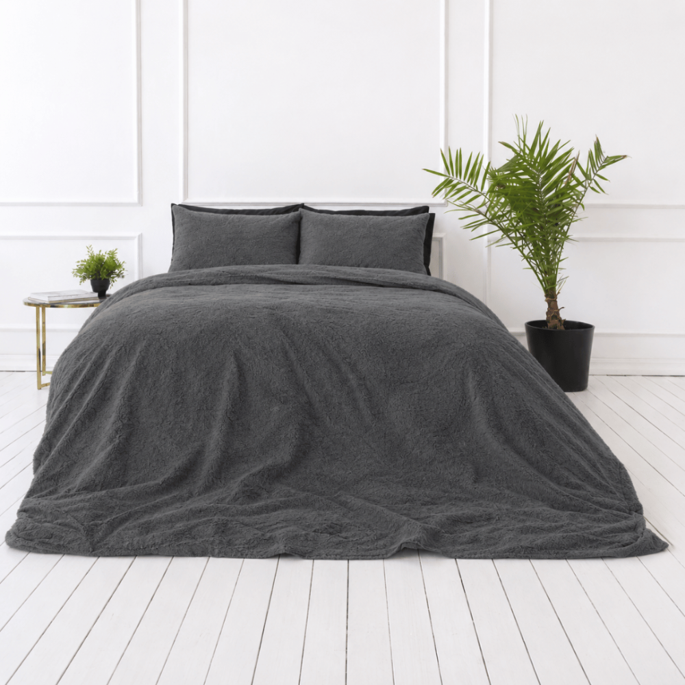 Plush Bedding Set “Minky Dark Grey”. Plush Bedding, 200x220 cm. Luxurious dark grey plush bedding set with a soft velvet-like texture. Plush Bedding Set “Minky Dark Grey”. Plush Bedding, 200x220 cm. Luxurious dark grey plush bedding set with a soft velvet-like texture.