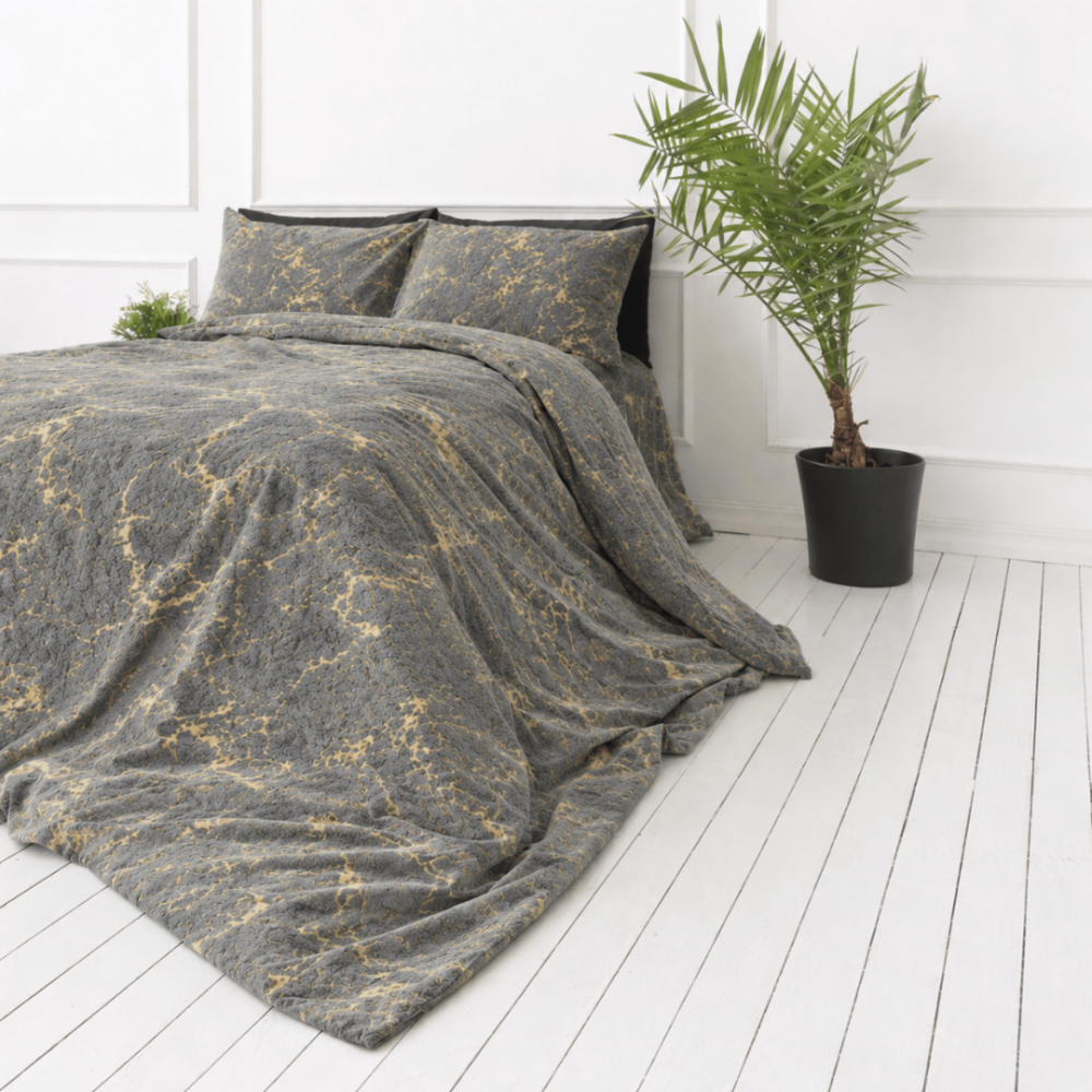 Plush Bedding Set “Minky Gilded Grey”. Plush Bedding, 200x220 cm. Grey bedding set with an abstract golden marble pattern. Plush Bedding Set “Minky Gilded Grey”. Plush Bedding, 200x220 cm. Grey bedding set with an abstract golden marble pattern.