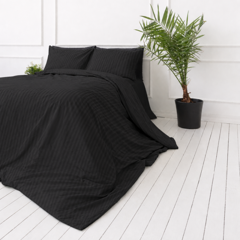 Premium Sateen Bedding Set „Black Stripe Sateen“. Mako cotton sateen bedding, 140x200 cm, 200x200 cm. Elegant striped design in rich black bedding.