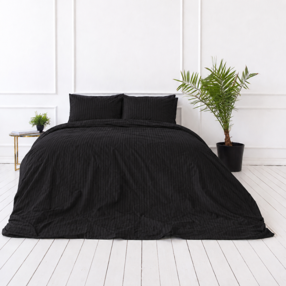 Premium Sateen Bedding Set „Black Stripe Sateen“. Mako cotton sateen bedding, 140x200 cm, 200x200 cm. Classic black bedding with thin vertical stripes.