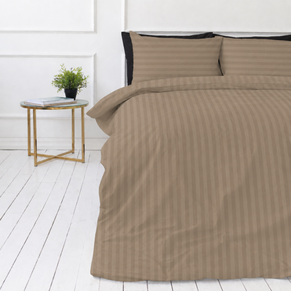 Premium Sateen Bedding Set „Brandy Stripe Sateen“. Bedding sets 150x200, 140x200 cm, 150x200 cm, 160x200 cm, 180x200 cm, 200x200 cm, 200x220 cm, 220x240 cm. Dark sandy brown bedding set with stripe detailing