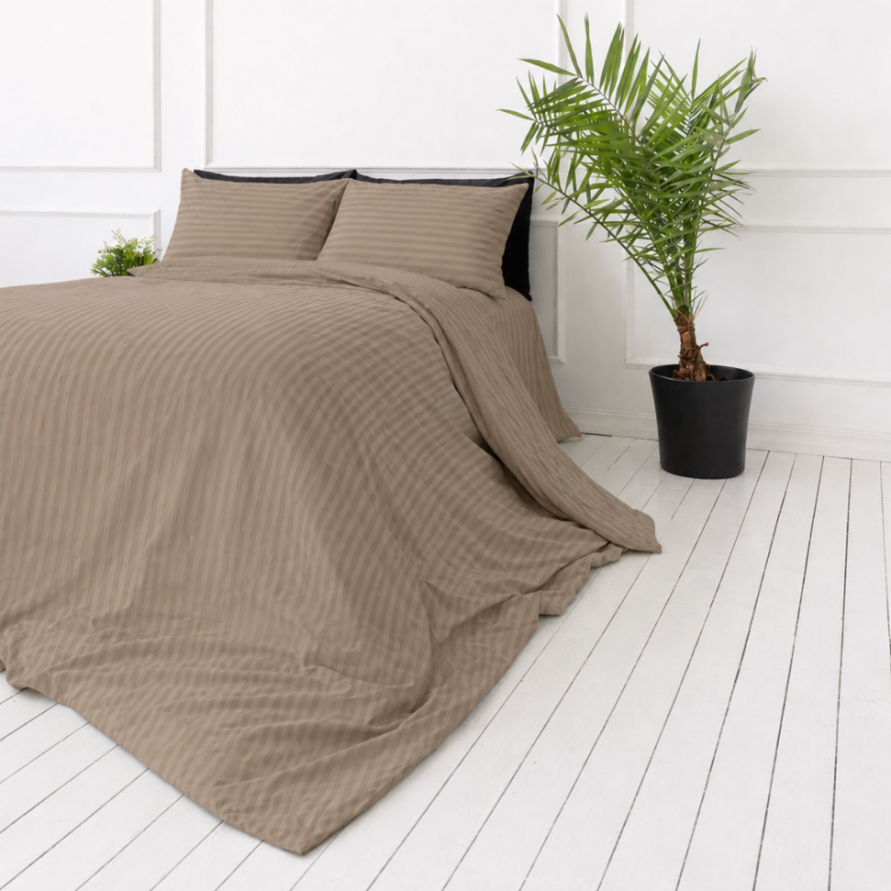 Premium Sateen Bedding Set „Brandy Stripe Sateen“. Bedding sets 150x200, 140x200 cm, 150x200 cm, 160x200 cm, 180x200 cm, 200x200 cm, 200x220 cm, 220x240 cm. Warm brown bedding set with an elegant striped surface