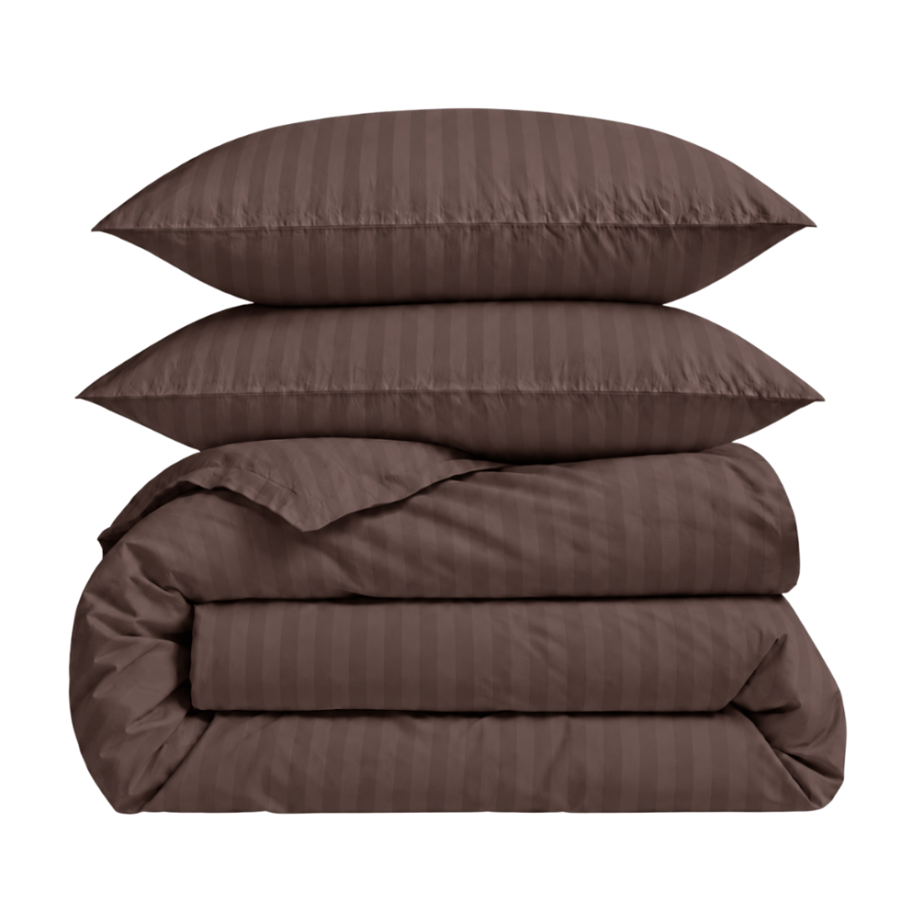 Premium Sateen Bedding Set „Brown Stripe Sateen“. Mako cotton sateen bedding, 140x200 cm, 150x200 cm, 160x200 cm, 180x200 cm, 200x200 cm, 200x220 cm, 220x240 cm. Dark brown bedding set with a subtle striped pattern. Premium Sateen Bedding Set „Brown Stripe Sateen“. Mako cotton sateen bedding, 140x200 cm, 150x200 cm, 160x200 cm, 180x200 cm, 200x200 cm, 200x220 cm, 220x240 cm. Dark brown bedding set with a subtle striped pattern.