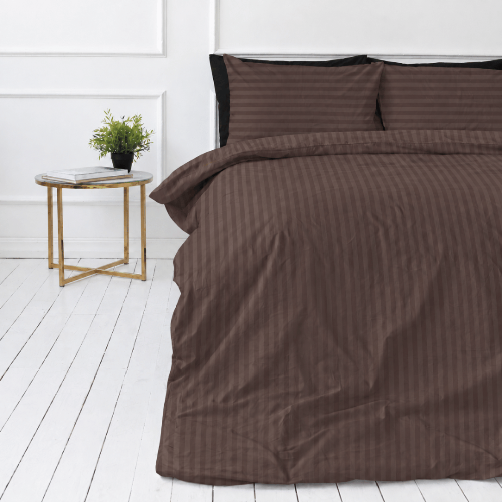 Premium Sateen Bedding Set „Brown Stripe Sateen“. Mako cotton sateen bedding, 140x200 cm, 150x200 cm, 160x200 cm, 180x200 cm, 200x200 cm, 200x220 cm, 220x240 cm. Chocolate brown bedding with lighter and darker stripes. Premium Sateen Bedding Set „Brown Stripe Sateen“. Mako cotton sateen bedding, 140x200 cm, 150x200 cm, 160x200 cm, 180x200 cm, 200x200 cm, 200x220 cm, 220x240 cm. Chocolate brown bedding with lighter and darker stripes.