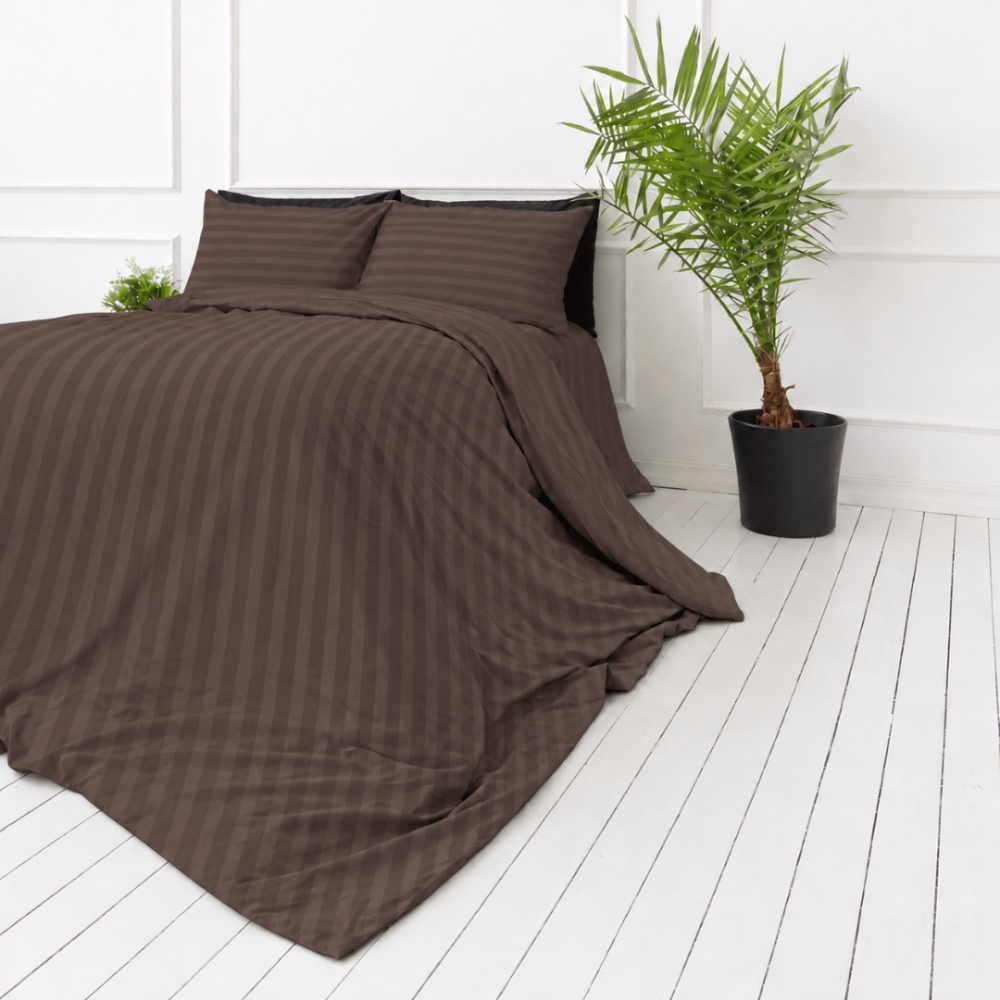Premium Sateen Bedding Set „Brown Stripe Sateen“. Mako cotton sateen bedding, 140x200 cm, 150x200 cm, 160x200 cm, 180x200 cm, 200x200 cm, 200x220 cm, 220x240 cm. Brown duvet cover with vertical tonal stripes. Premium Sateen Bedding Set „Brown Stripe Sateen“. Mako cotton sateen bedding, 140x200 cm, 150x200 cm, 160x200 cm, 180x200 cm, 200x200 cm, 200x220 cm, 220x240 cm. Brown duvet cover with vertical tonal stripes.