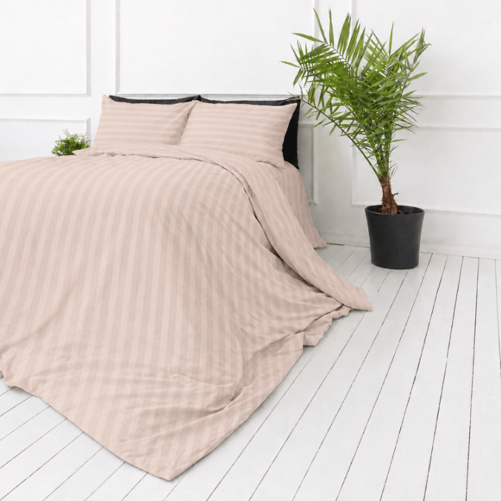 Premium Sateen Bedding Set „Classic Coffee Stripe Sateen“. Mako cotton sateen bedding, 140x200 cm, 150x200 cm, 160x200 cm, 180x200 cm, 200x200 cm, 200x220 cm, 220x240 cm. Pinkish beige duvet cover with vertical stripes.