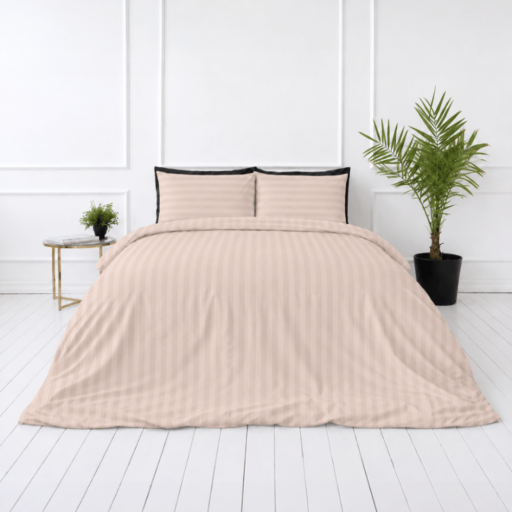 Premium Sateen Bedding Set „Classic Coffee Stripe Sateen“. Mako cotton sateen bedding, 140x200 cm, 150x200 cm, 160x200 cm, 180x200 cm, 200x200 cm, 200x220 cm, 220x240 cm. Light beige pillowcases with horizontal stripes and a pink undertone.