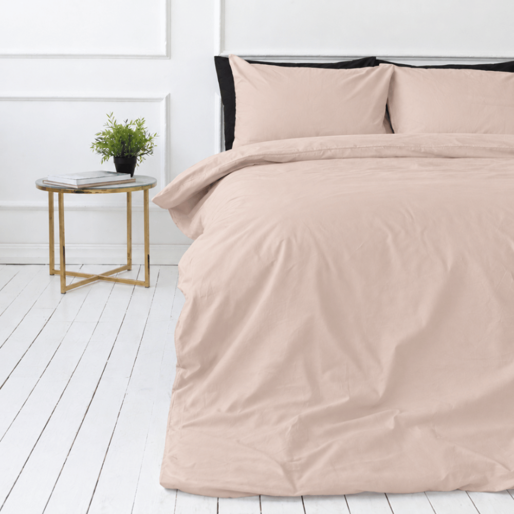 Premium Sateen Bedding Set „Classic coffee sateen“. Bedding sets 150x200, 140x200 cm, 150x200 cm, 160x200 cm, 180x200 cm, 200x200 cm, 200x220 cm, 220x240 cm. Bedding in a soft beige shade with a subtle pink undertone. Premium Sateen Bedding Set „Classic coffee sateen“. Bedding sets 150x200, 140x200 cm, 150x200 cm, 160x200 cm, 180x200 cm, 200x200 cm, 200x220 cm, 220x240 cm. Bedding in a soft beige shade with a subtle pink undertone.
