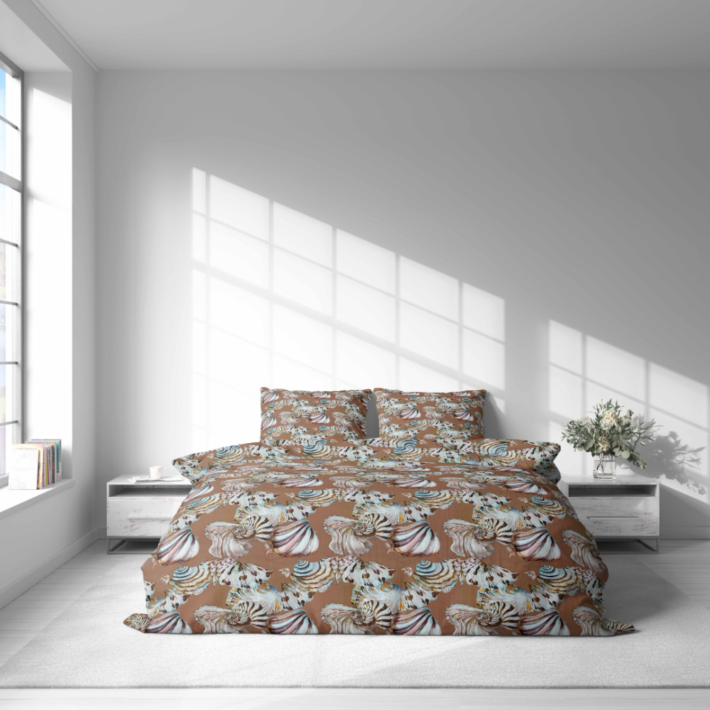 Premium Sateen Bedding Set „Coralline Mirage“. Bedding sets 150x200, 140x200 cm, 150x200 cm, 160x200 cm, 180x200 cm, 200x200 cm, 200x220 cm. Brown bedding set decorated with patterned seashells