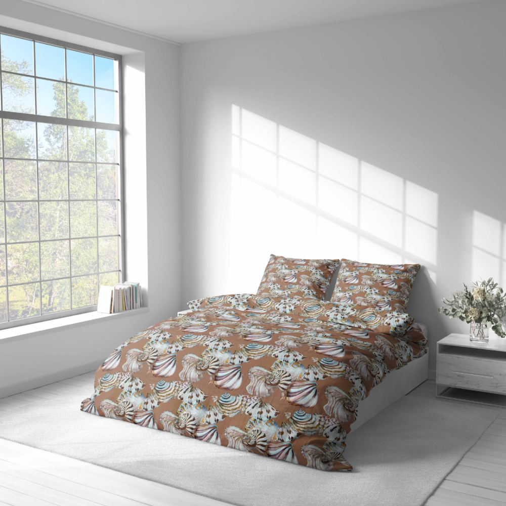 Premium Sateen Bedding Set „Coralline Mirage“. Bedding sets 150x200, 140x200 cm, 150x200 cm, 160x200 cm, 180x200 cm, 200x200 cm, 200x220 cm. Marine-style bedding set with brown background and seashells