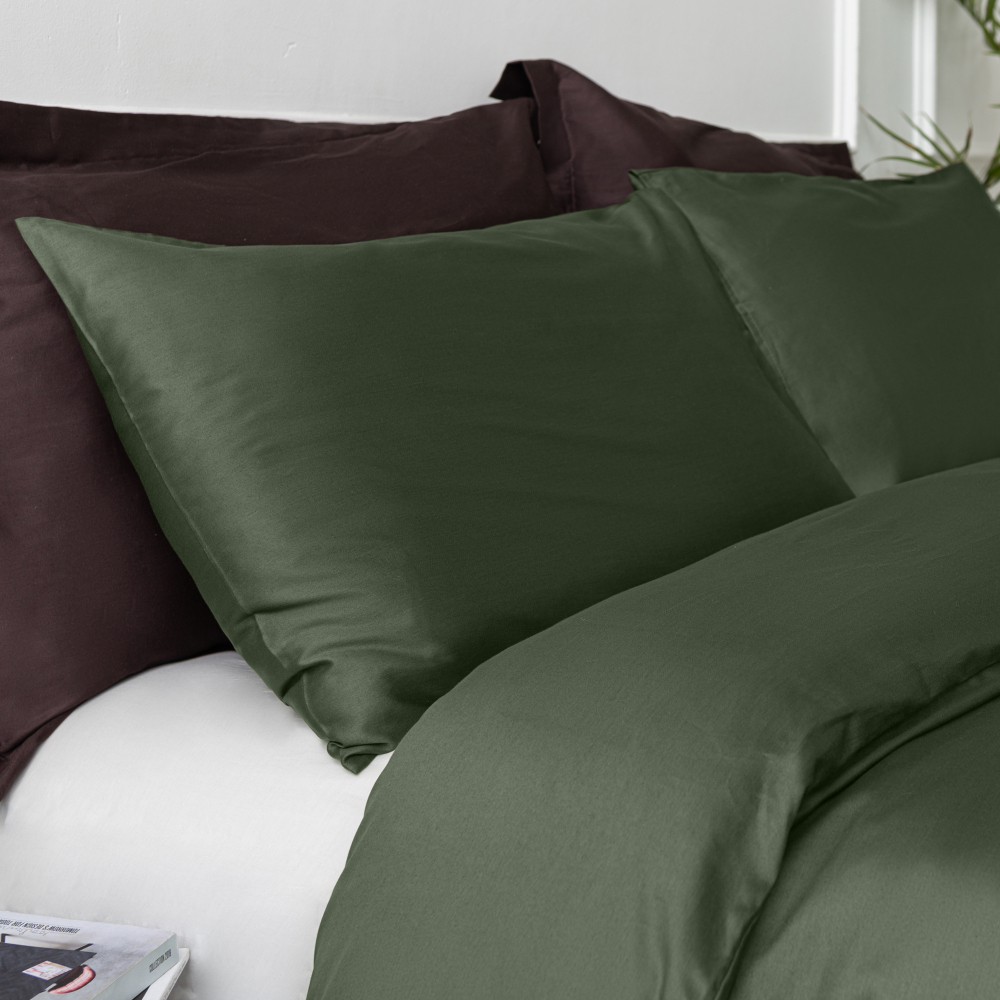 Premium Sateen Bedding Set „Dark green“. Bedding sets 135x200, 140x200 cm, 200x200 cm, 200x220 cm. Stylish dark green satin bedding.