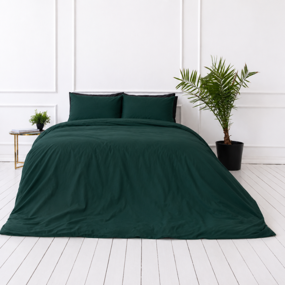 Premium Sateen Bedding Set „Dark green sateen“. Mako cotton sateen bedding, 140x200 cm, 150x200 cm, 160x200 cm, 180x200 cm, 200x200 cm, 200x220 cm, 220x240 cm. Satin bedding in a rich dark green shade.