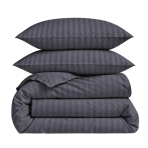 Premium Sateen Bedding Set „Dark Grey Stripe Sateen“. Mako cotton sateen bedding, 140x200 cm, 150x200 cm, 160x200 cm, 180x200 cm, 200x200 cm, 200x220 cm, 220x240 cm. Dark grey bedding set with a subtle striped pattern.