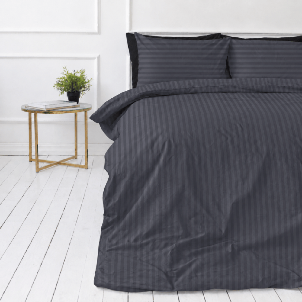 Premium Sateen Bedding Set „Dark Grey Stripe Sateen“. Mako cotton sateen bedding, 140x200 cm, 150x200 cm, 160x200 cm, 180x200 cm, 200x200 cm, 200x220 cm, 220x240 cm. Graphite grey bedding with alternating lighter and darker stripes.
