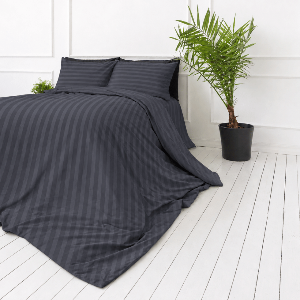 Premium Sateen Bedding Set „Dark Grey Stripe Sateen“. Mako cotton sateen bedding, 140x200 cm, 150x200 cm, 160x200 cm, 180x200 cm, 200x200 cm, 200x220 cm, 220x240 cm. Anthracite duvet cover with vertical stripes.