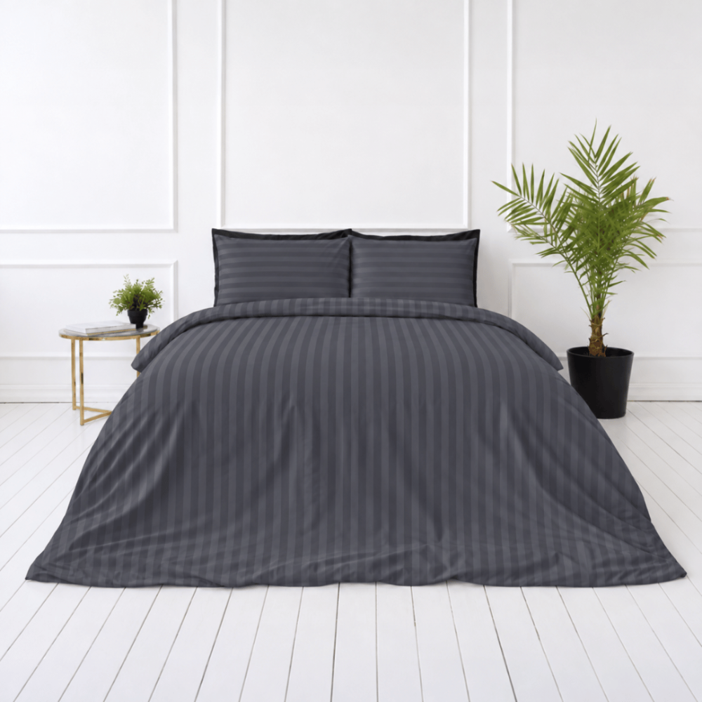 Premium Sateen Bedding Set „Dark Grey Stripe Sateen“. Mako cotton sateen bedding, 140x200 cm, 150x200 cm, 160x200 cm, 180x200 cm, 200x200 cm, 200x220 cm, 220x240 cm. Dark grey pillowcases with horizontal stripes.