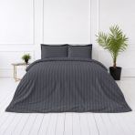Premium Sateen Bedding Set „Dark Grey Stripe Sateen“. Mako cotton sateen bedding, 140x200 cm, 150x200 cm, 160x200 cm, 180x200 cm, 200x200 cm, 200x220 cm, 220x240 cm. Dark grey pillowcases with horizontal stripes.
