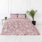 Premium Sateen Bedding Set „Flopsie“. Mako cotton sateen bedding, 140x200 cm, 150x200 cm, 160x200 cm, 180x200 cm, 200x200 cm, 200x220 cm, 220x240 cm. Pastel pink bedding with a white plant inspired leaf pattern Premium Sateen Bedding Set „Flopsie“. Mako cotton sateen bedding, 140x200 cm, 150x200 cm, 160x200 cm, 180x200 cm, 200x200 cm, 200x220 cm, 220x240 cm. Pastel pink bedding with a white plant inspired leaf pattern