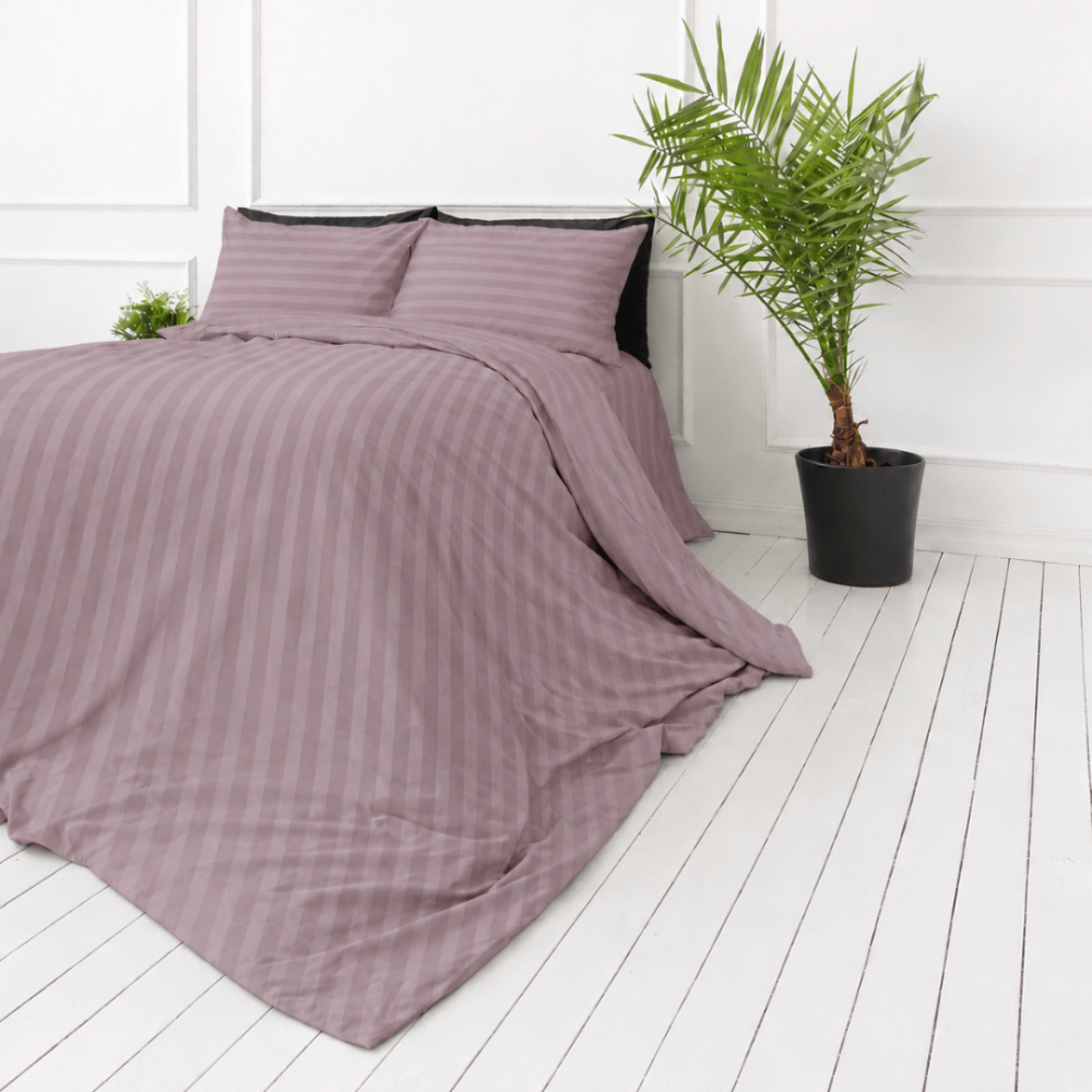 Premium Sateen Bedding Set „Grape Stripe Sateen“. Mako cotton sateen bedding, 140x200 cm, 150x200 cm, 160x200 cm, 180x200 cm, 200x200 cm, 200x220 cm, 220x240 cm. Mauve duvet cover with vertical stripes. Premium Sateen Bedding Set „Grape Stripe Sateen“. Mako cotton sateen bedding, 140x200 cm, 150x200 cm, 160x200 cm, 180x200 cm, 200x200 cm, 200x220 cm, 220x240 cm. Mauve duvet cover with vertical stripes.