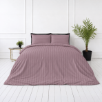Premium Sateen Bedding Set „Grape Stripe Sateen“. Mako cotton sateen bedding, 140x200 cm, 150x200 cm, 160x200 cm, 180x200 cm, 200x200 cm, 200x220 cm, 220x240 cm. Pillowcases in a muted mauve shade with horizontal stripes. Premium Sateen Bedding Set „Grape Stripe Sateen“. Mako cotton sateen bedding, 140x200 cm, 150x200 cm, 160x200 cm, 180x200 cm, 200x200 cm, 200x220 cm, 220x240 cm. Pillowcases in a muted mauve shade with horizontal stripes.