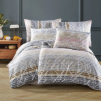 Premium Sateen Bedding Set „Izay“. Bedding sets 135x200, 140x200 cm, 200x200 cm, 200x220 cm. Bedding set in light color with a mix of grey stripes, yellow, pink, and brown for a vibrant and cozy look.