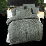 Premium Sateen Bedding Set „Melina Green“. Bedding sets 135x200, 140x200 cm, 200x200 cm, 200x220 cm. Bedding set in green with intricate light-colored floral and ornament designs, offering a refined and elegant look.